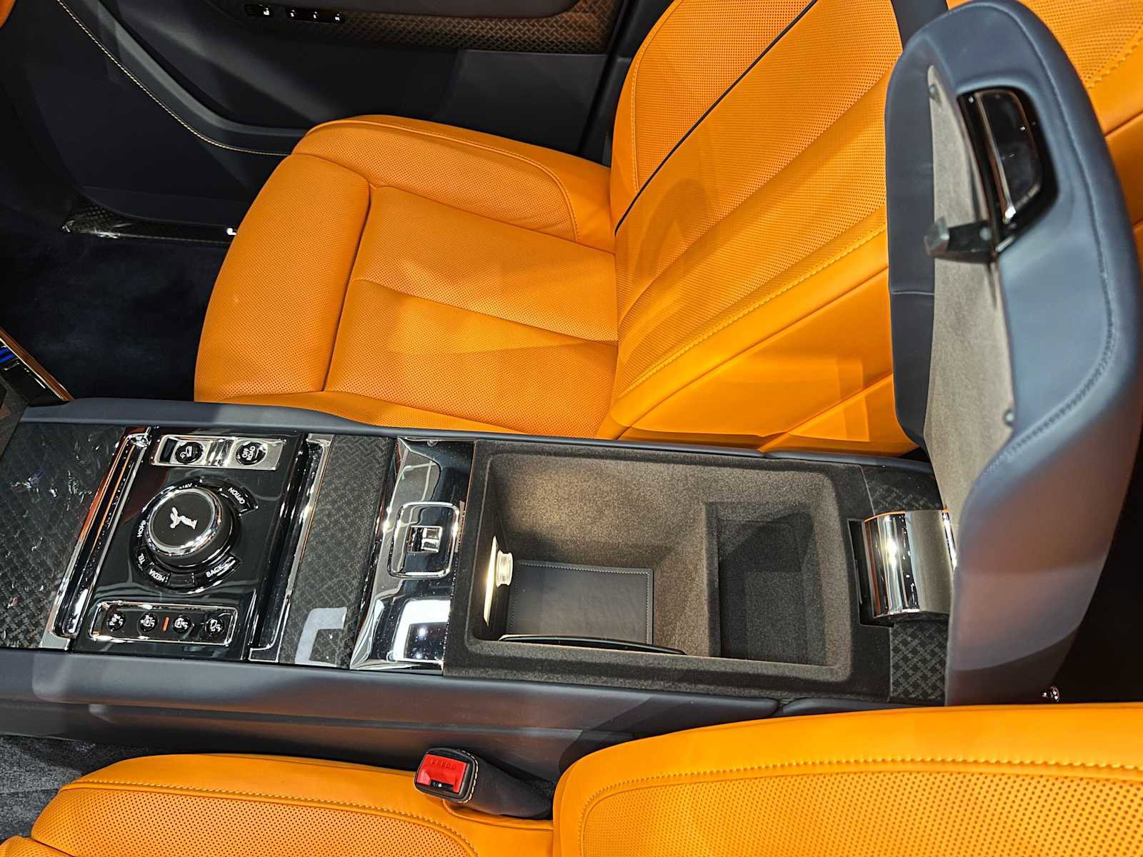 Used 2025 Rolls-Royce Cullinan Black Badge w/ Leather Finishing Pack image 41