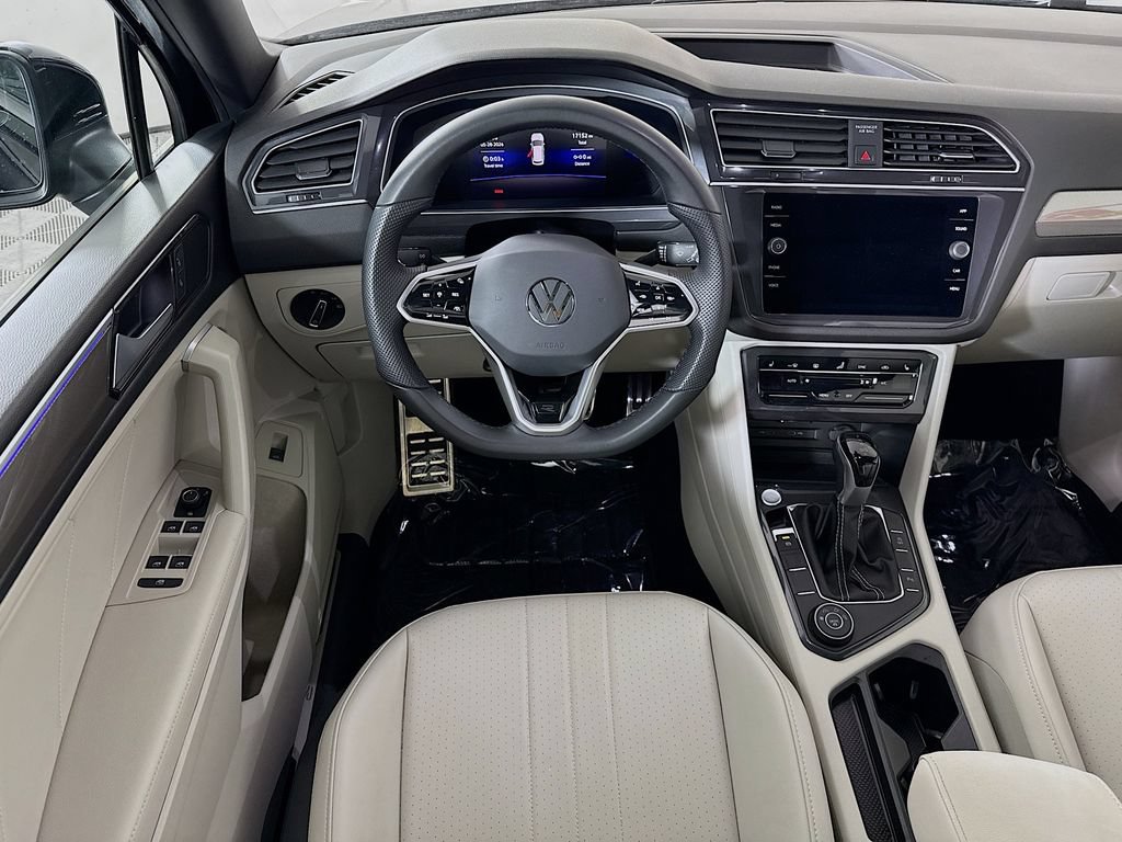 Used 2024 Volkswagen Tiguan SE R-Line AWD/4WD image 3