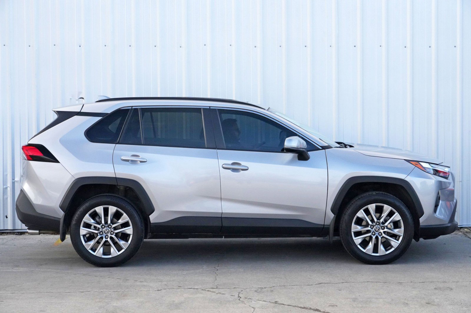 Used 2022 Toyota RAV4 XLE Premium image 50