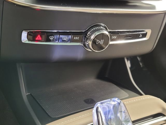 New 2026 Volvo XC90 B5 Plus w/ Protection Package Premier AWD/4WD image 18