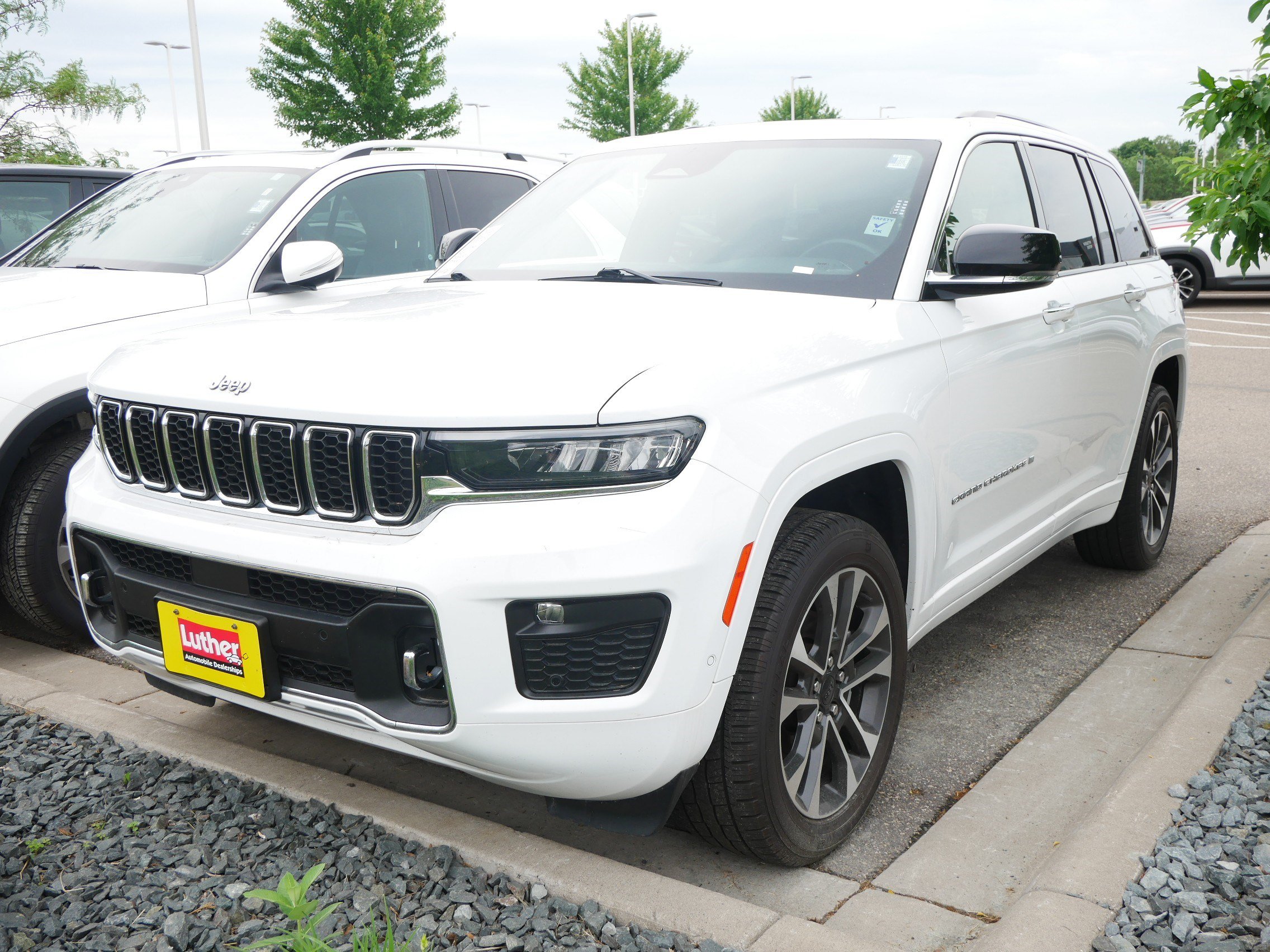 Used 2022 Jeep Grand Cherokee Overland AWD/4WD image 2