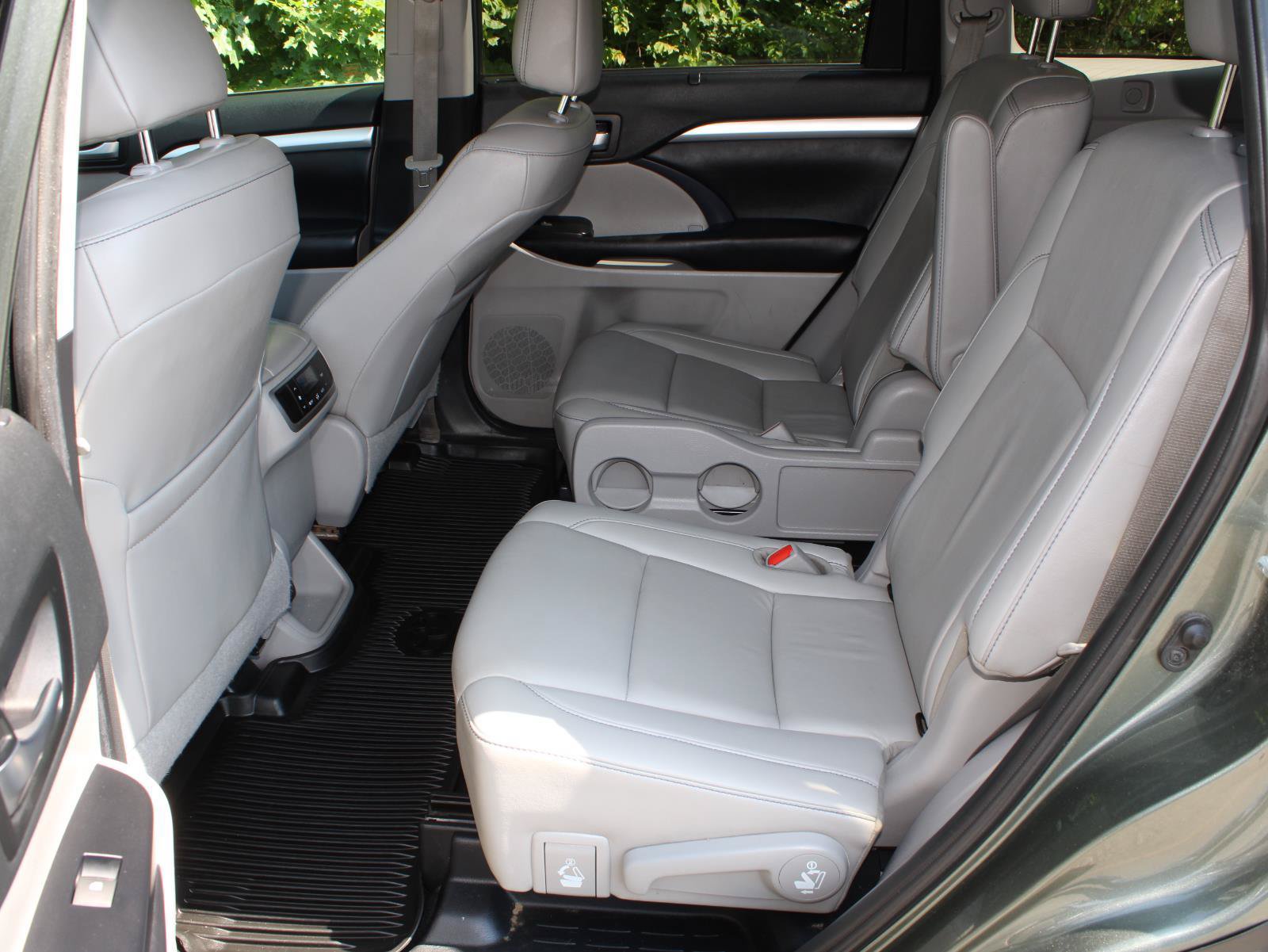 Used 2019 Toyota Highlander XLE AWD/4WD image 18