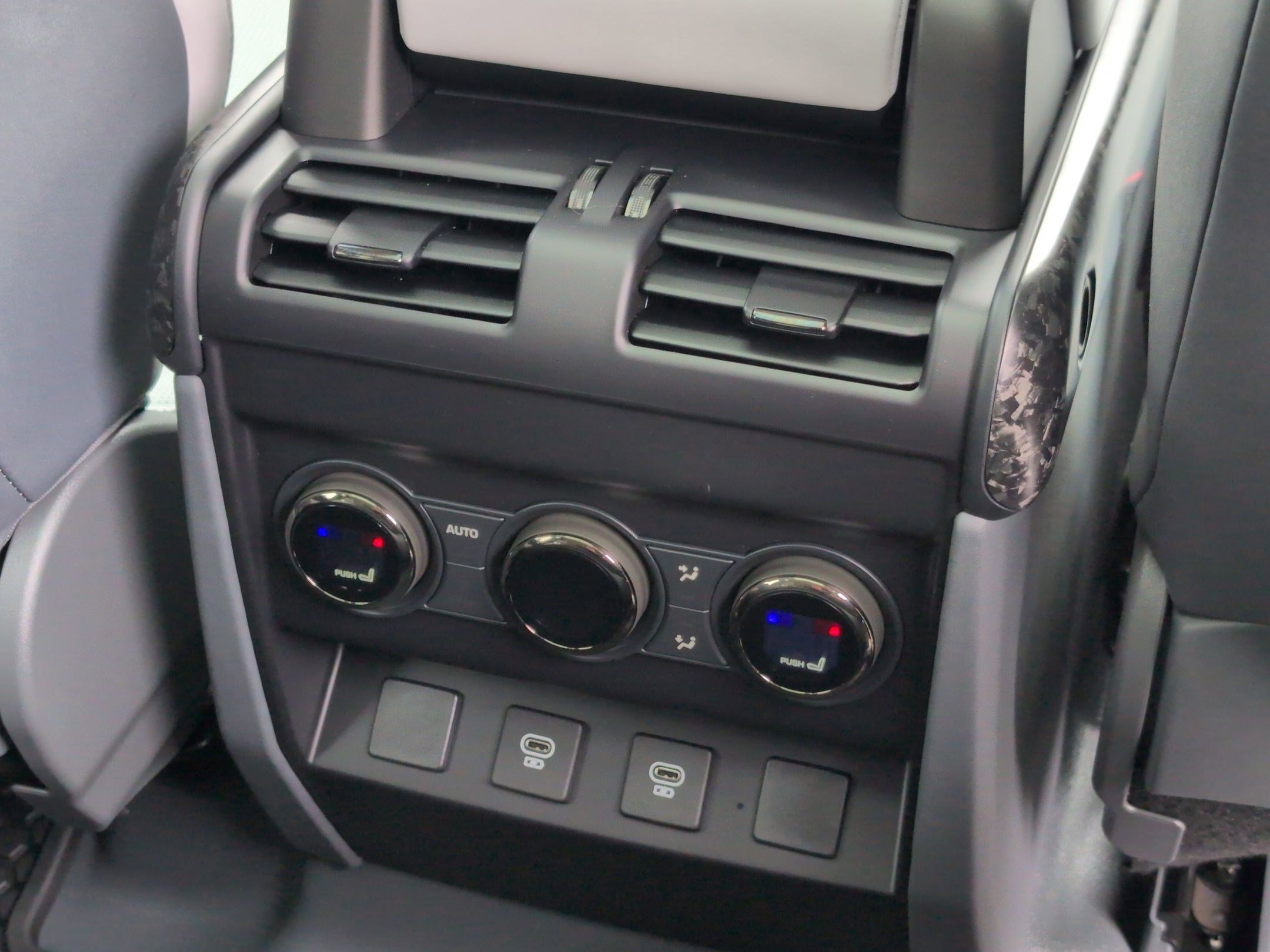 Used 2025 Land Rover Defender 110 image 28