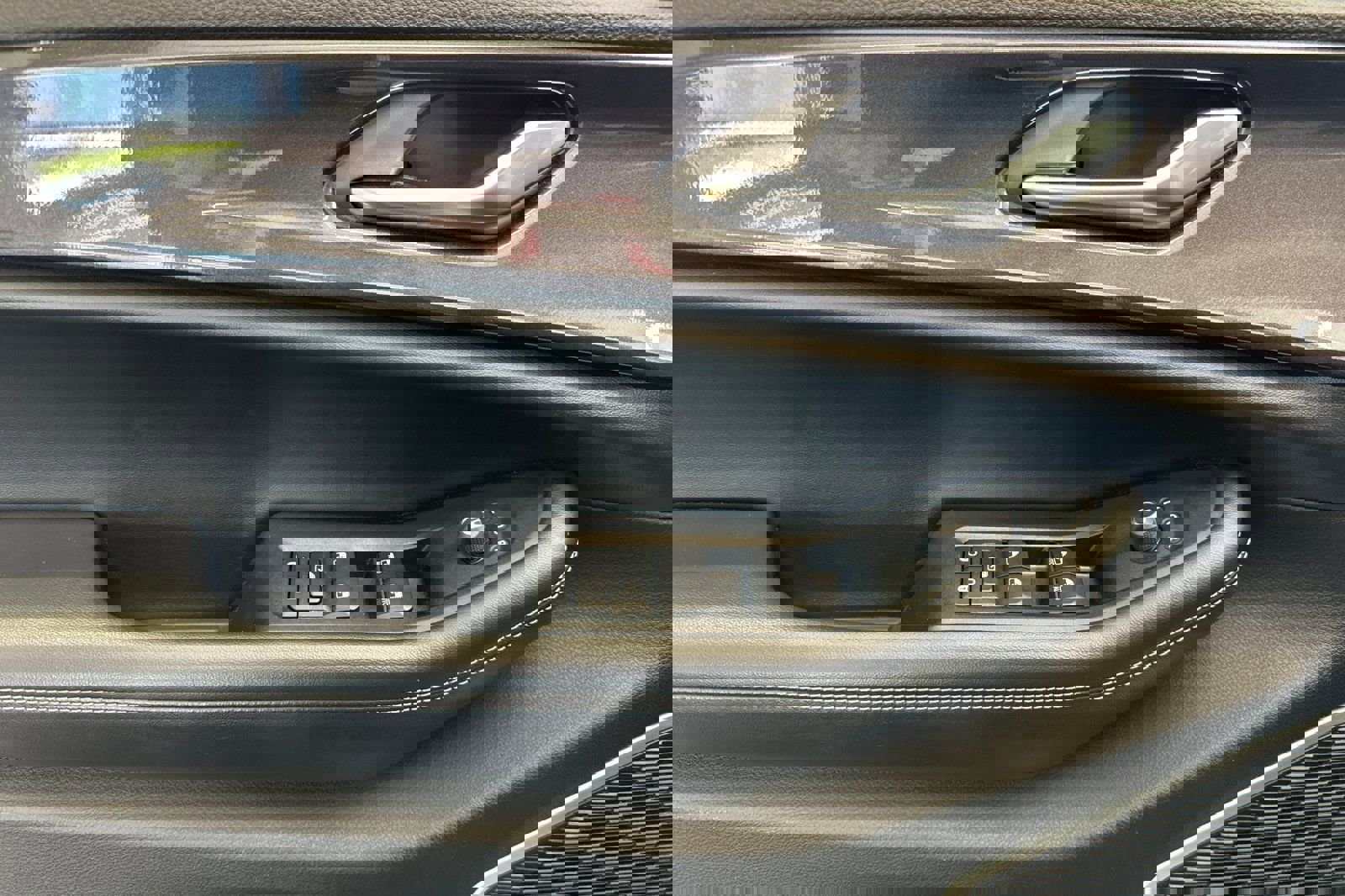 Used 2021 Jeep Grand Cherokee L Laredo w/ Luxury Tech Group I image 11