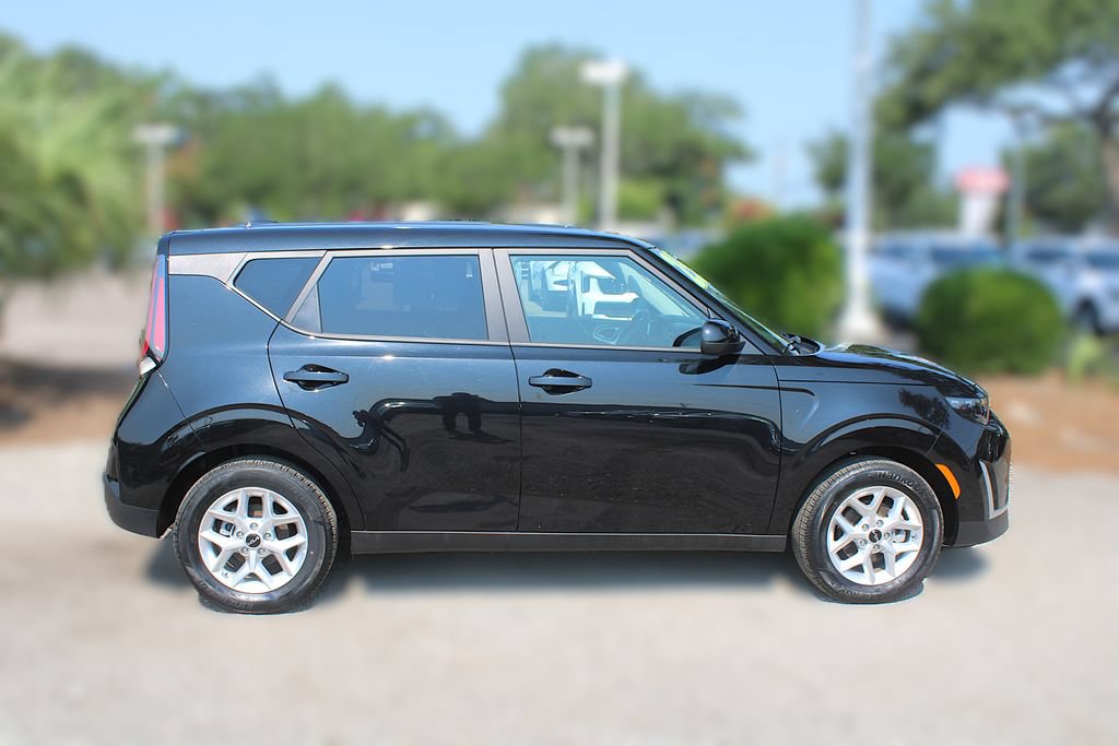 Certified 2025 Kia Soul LX w/ LX Technology Package FWD image 5