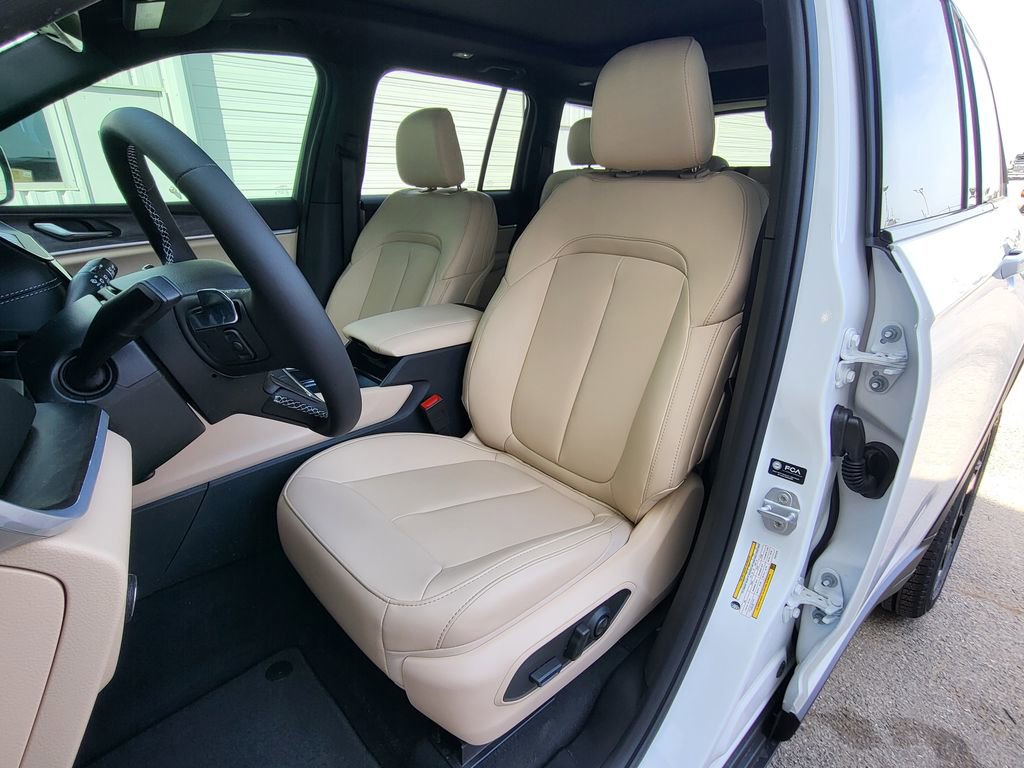 New 2026 Jeep Grand Cherokee Limited w/ Limited Altitude Package AWD/4WD image 13