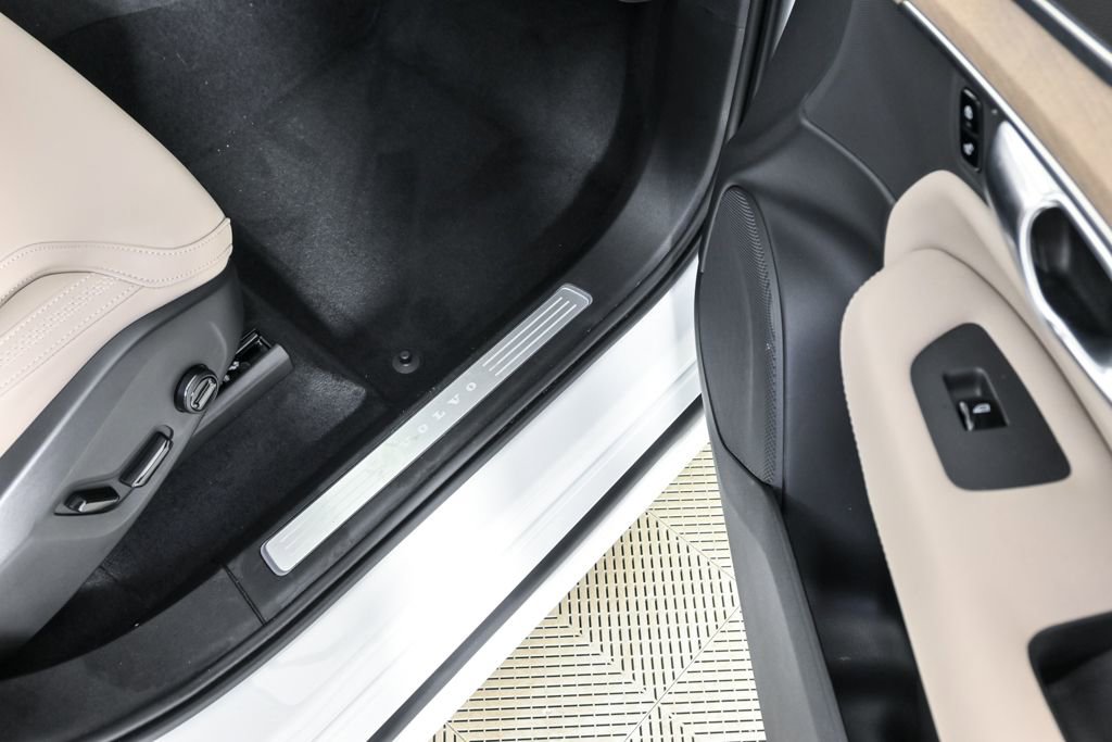 Certified 2025 Volvo XC90 B6 Core w/ Climate Package image 26