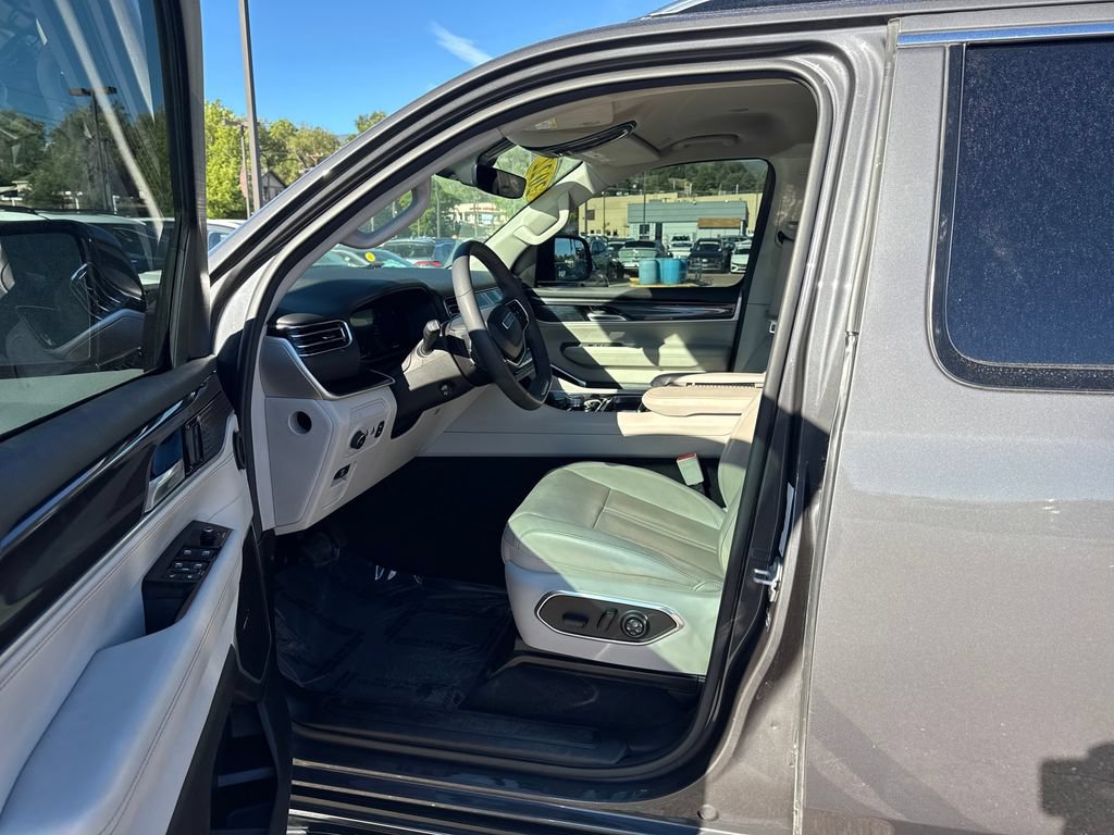 Used 2022 Jeep Wagoneer Series I AWD/4WD image 8
