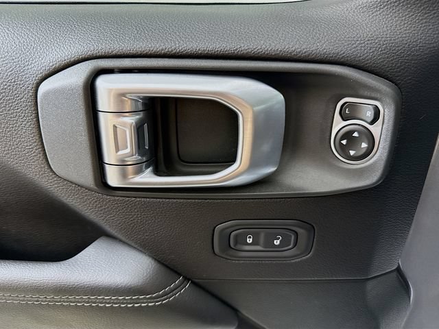 Used 2020 Jeep Gladiator Overland AWD/4WD image 16