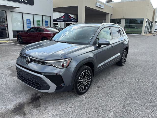 Certified 2025 Volkswagen Taos SE FWD image 3