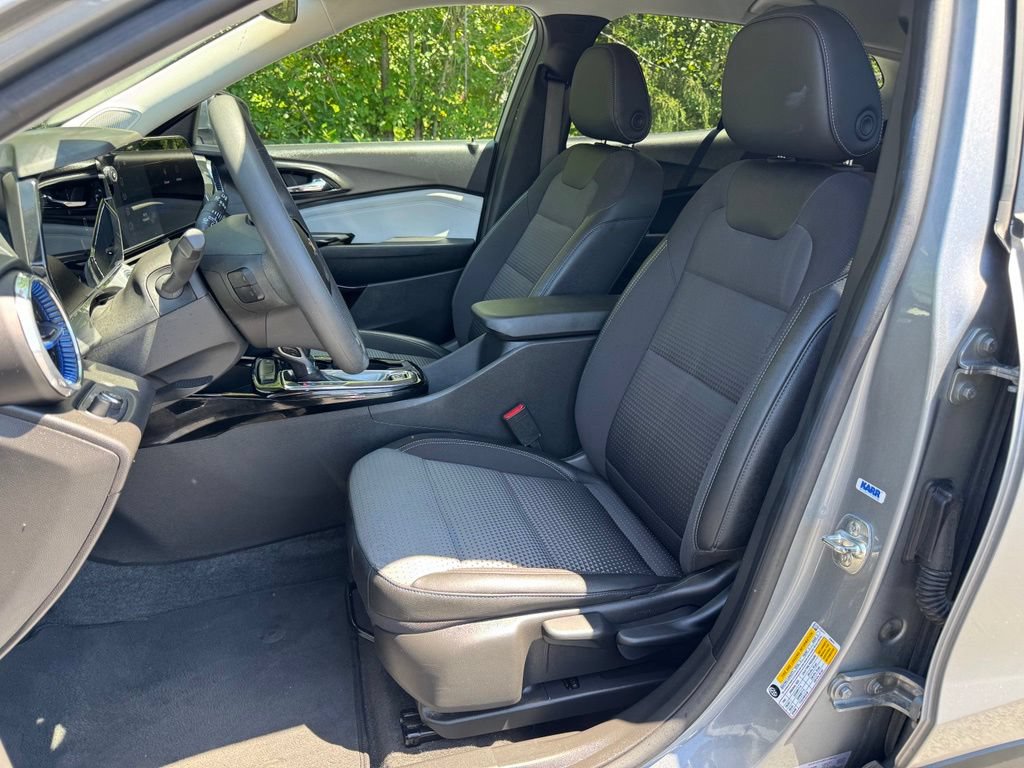 Used 2025 Chevrolet Trax LT FWD image 10