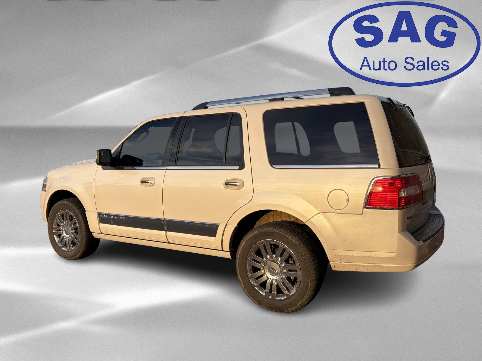 Used 2012 Lincoln Navigator 4WD image 4