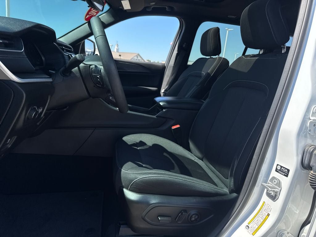 Used 2024 Jeep Grand Cherokee Laredo X AWD/4WD image 15