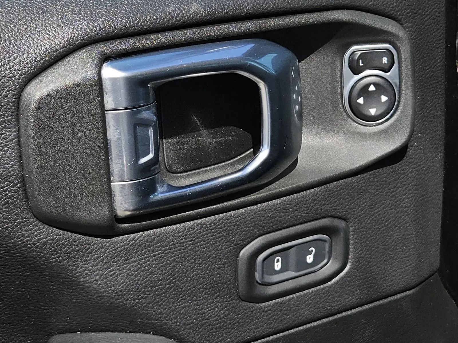 Used 2023 Jeep Wrangler Sahara image 29