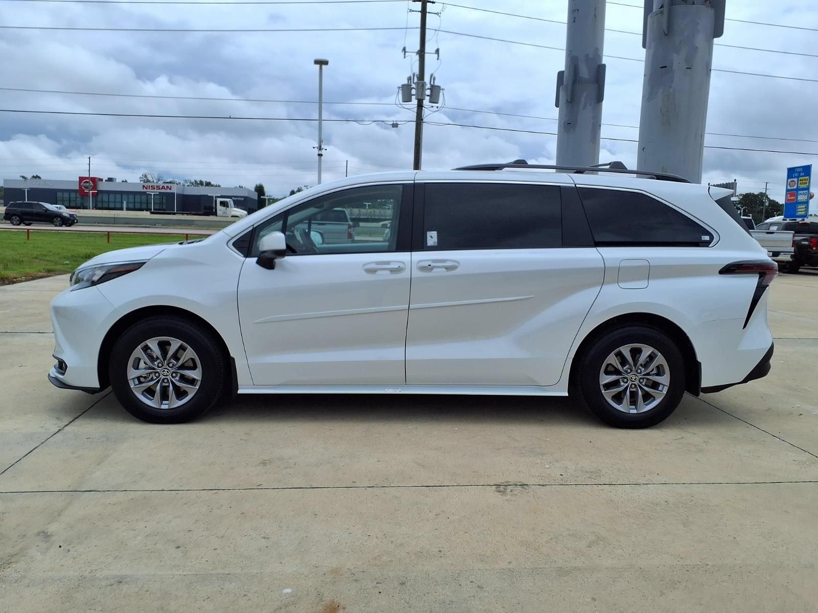 Certified 2026 Toyota Sienna XLE FWD image 9
