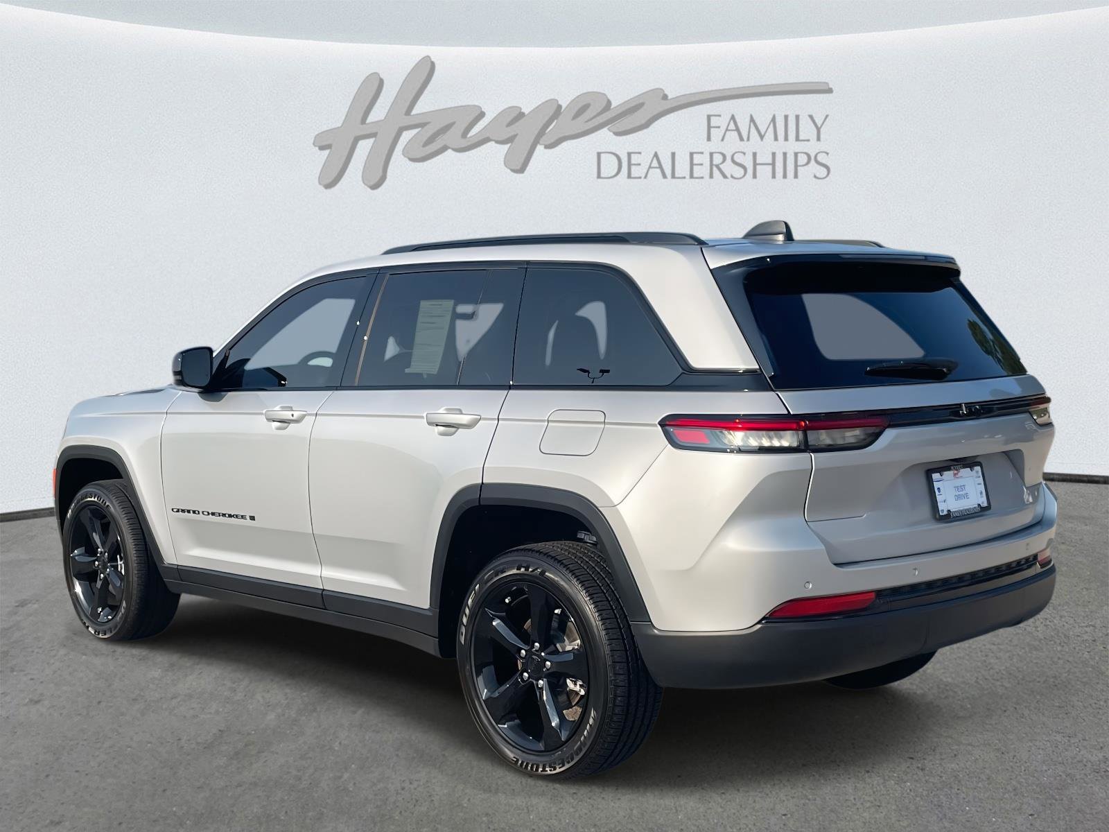 Used 2025 Jeep Grand Cherokee Altitude image 34