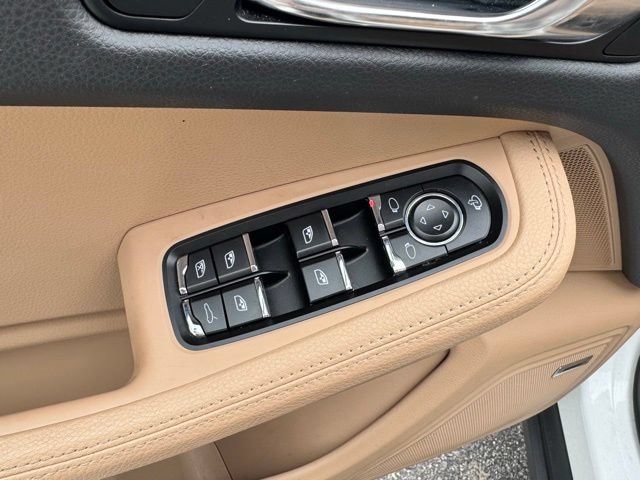 Used 2025 Porsche Macan AWD/4WD image 11