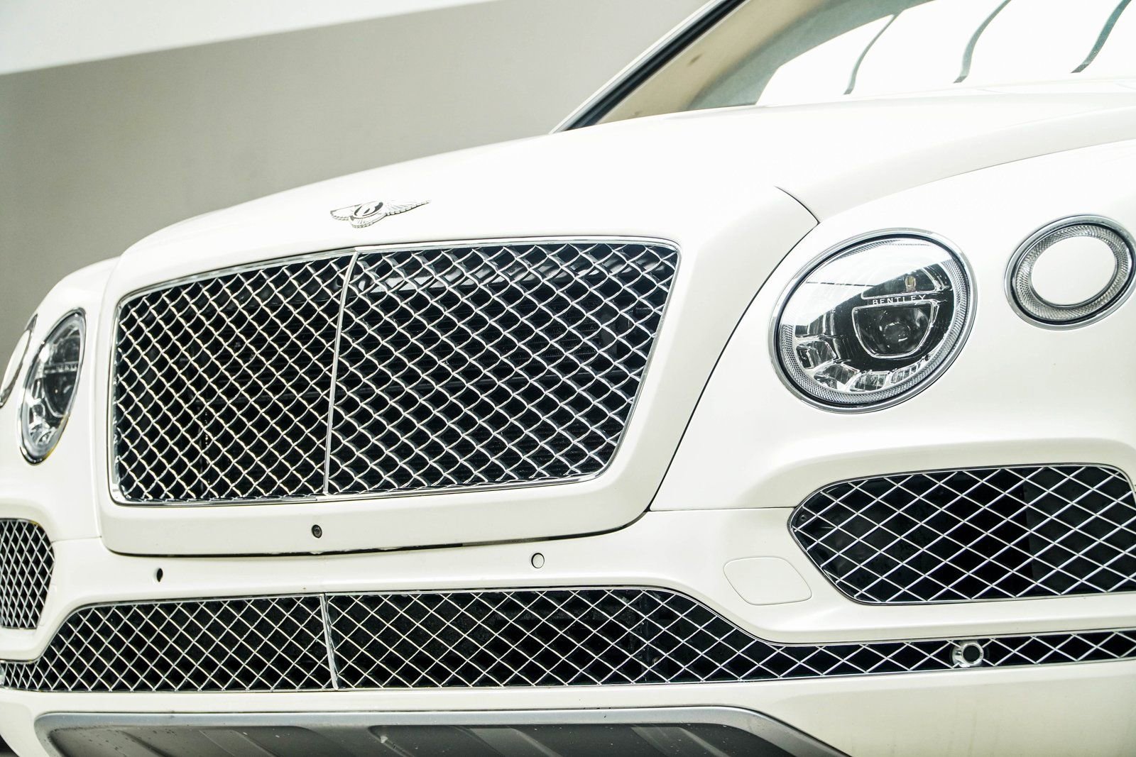 Used 2017 Bentley Bentayga image 2