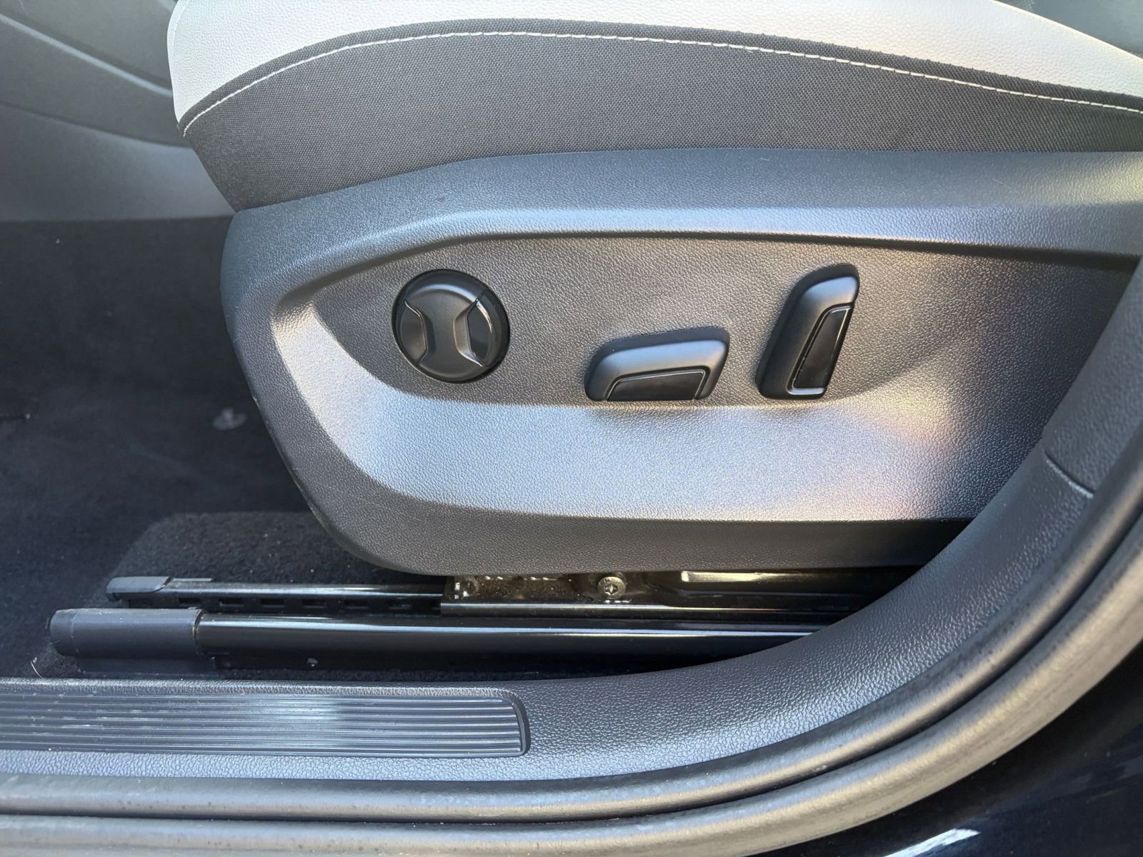 Used 2025 Volkswagen Taos SE image 22