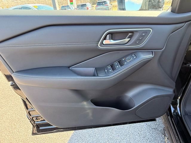 Certified 2025 Nissan Rogue Platinum AWD/4WD image 11