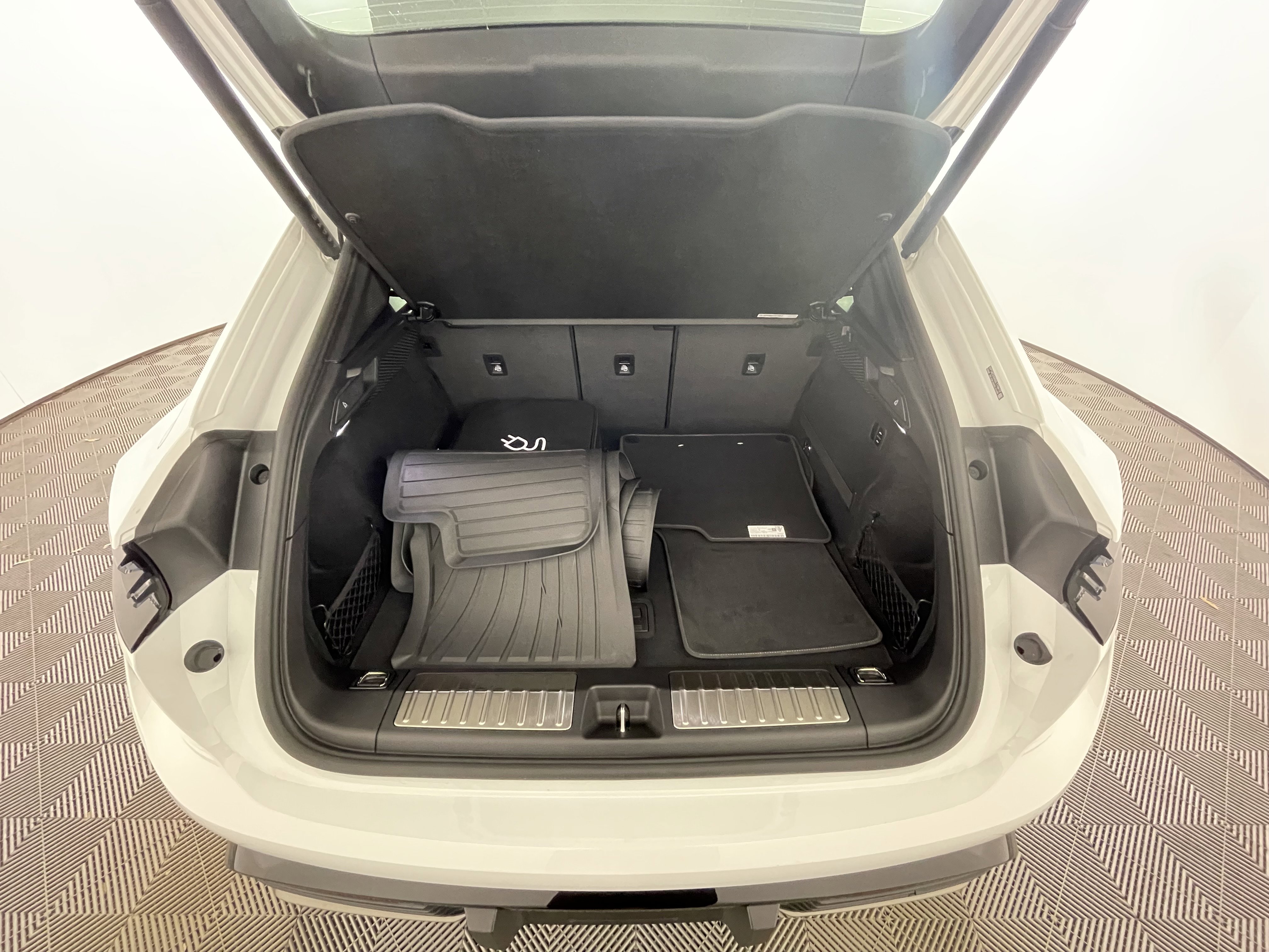 Certified 2025 Porsche Macan Turbo Electric image 21