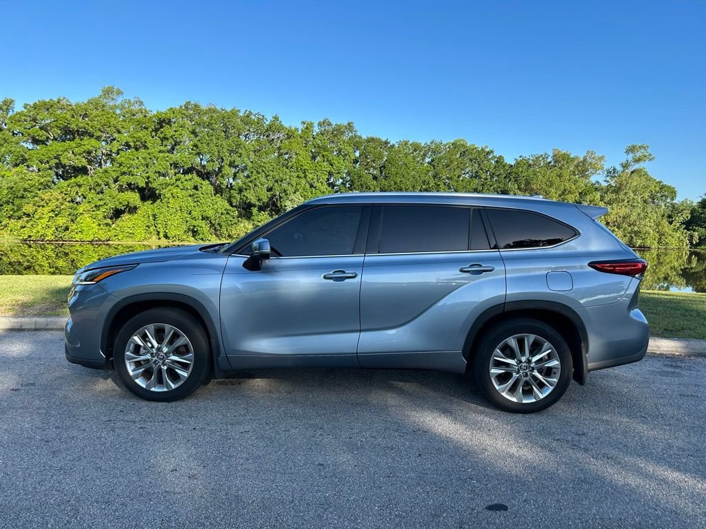 Used 2023 Toyota Highlander Limited FWD image 2