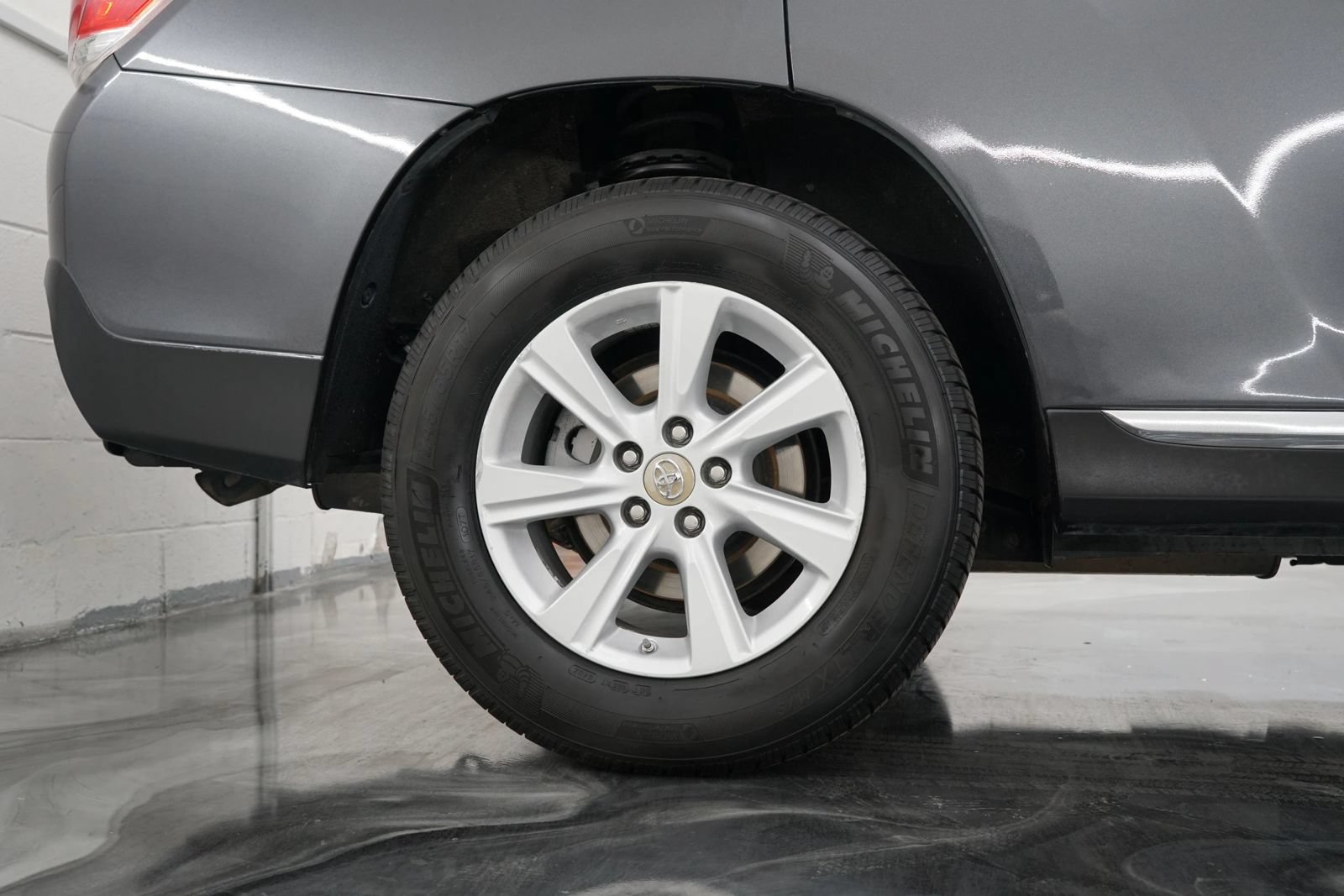 Used 2012 Toyota Highlander SE w/ Tow Pkg FWD image 6