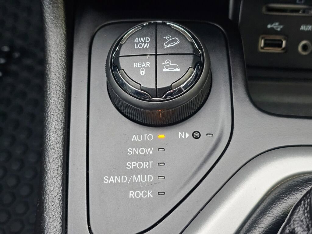 Used 2016 Jeep Cherokee Trailhawk w/ Leather Interior Group image 31