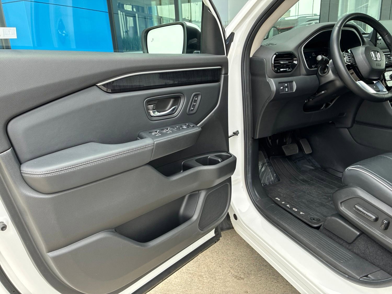 Used 2025 Honda Pilot Elite image 9