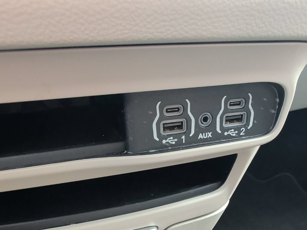 Used 2024 Chrysler Pacifica Touring-L FWD image 20