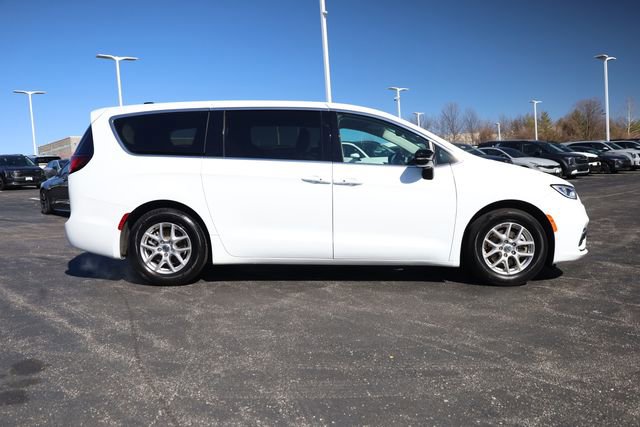 Used 2024 Chrysler Pacifica Touring-L FWD image 3
