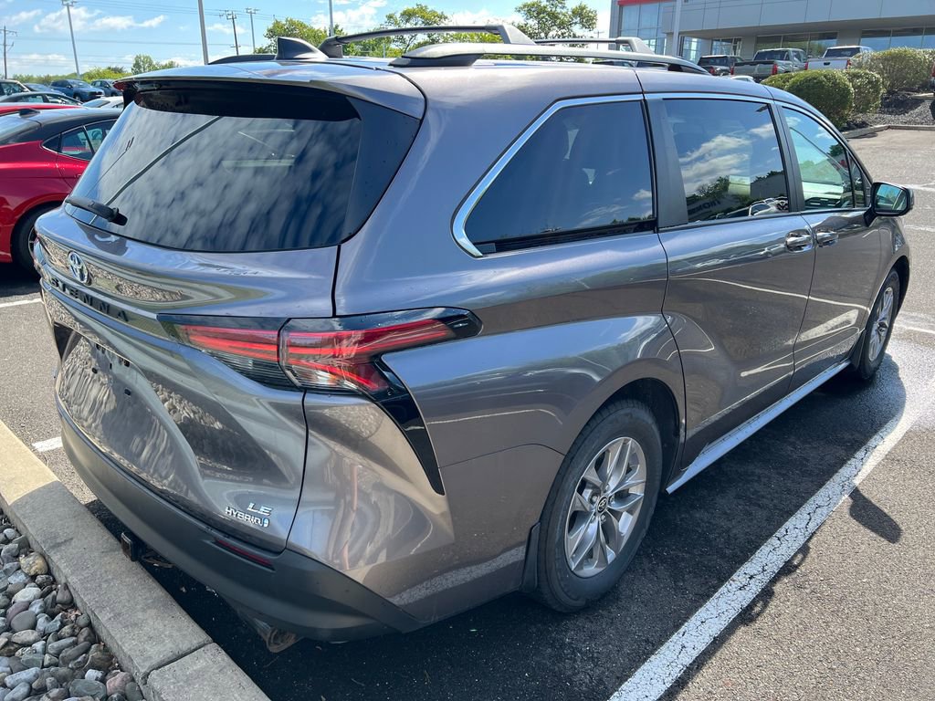 Used 2022 Toyota Sienna LE AWD/4WD image 3