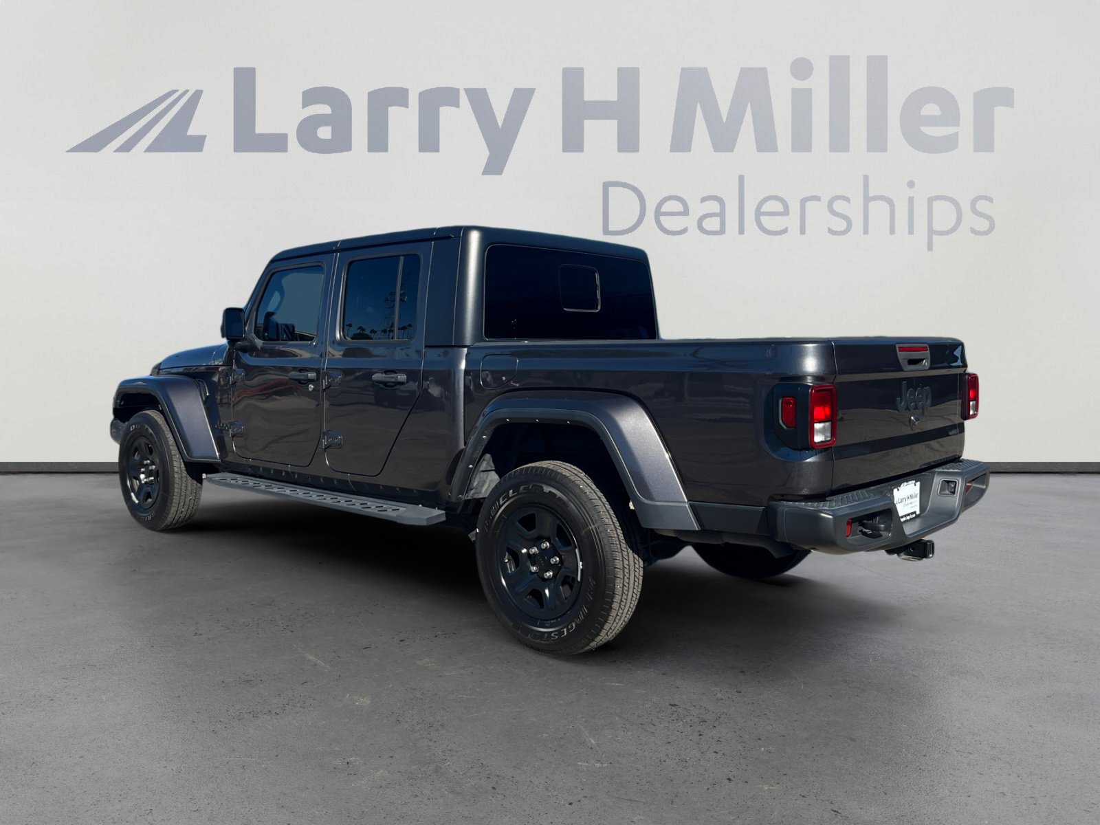 Used 2022 Jeep Gladiator Sport image 3