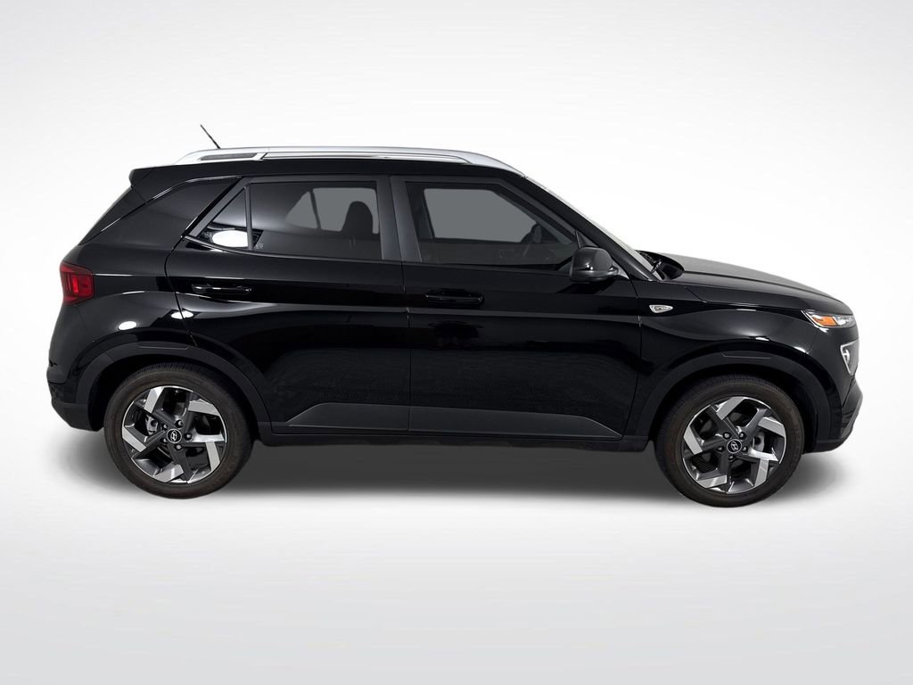 Used 2024 Hyundai Venue SEL image 2