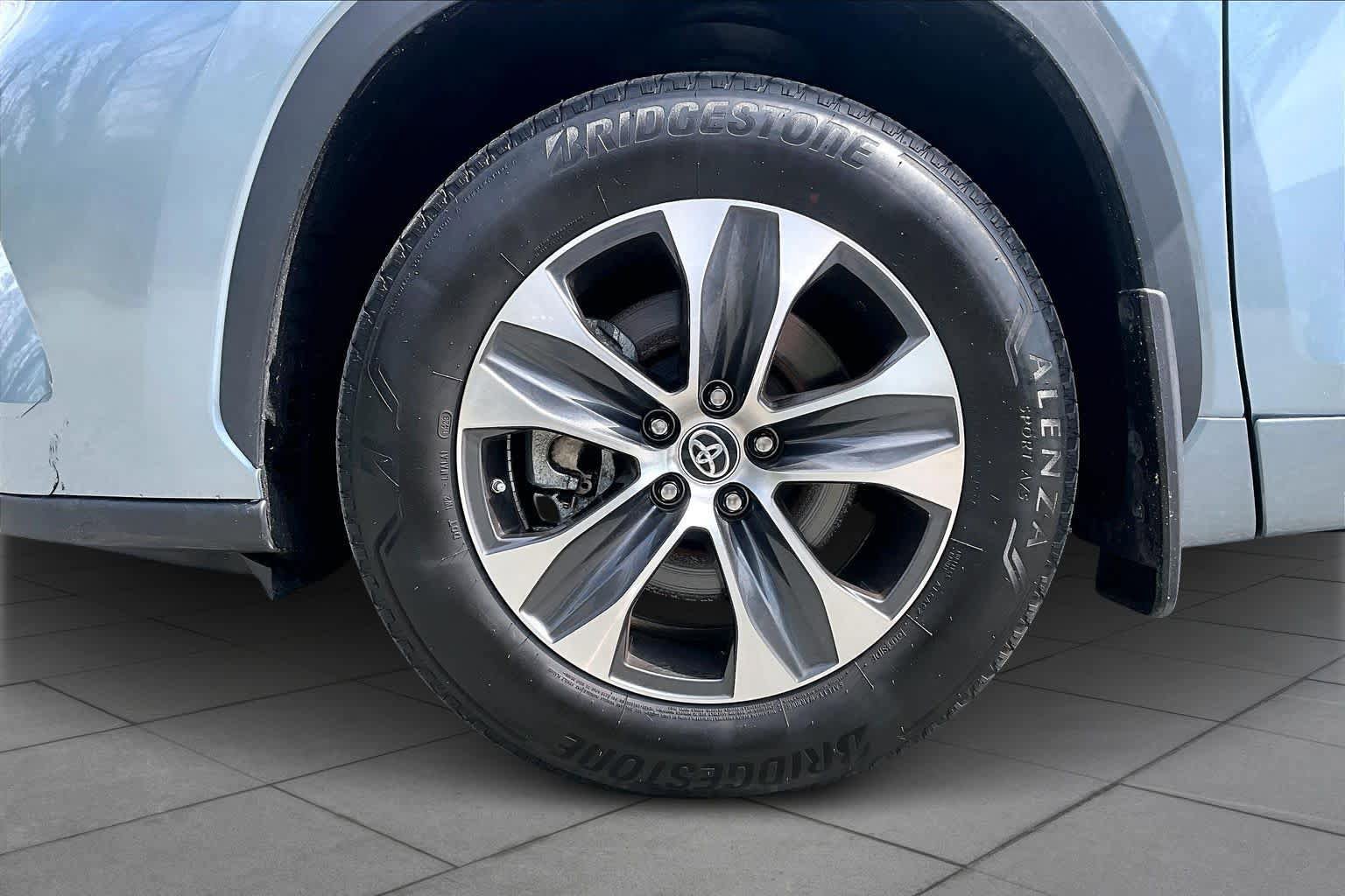 Used 2023 Toyota Highlander XLE AWD/4WD image 11