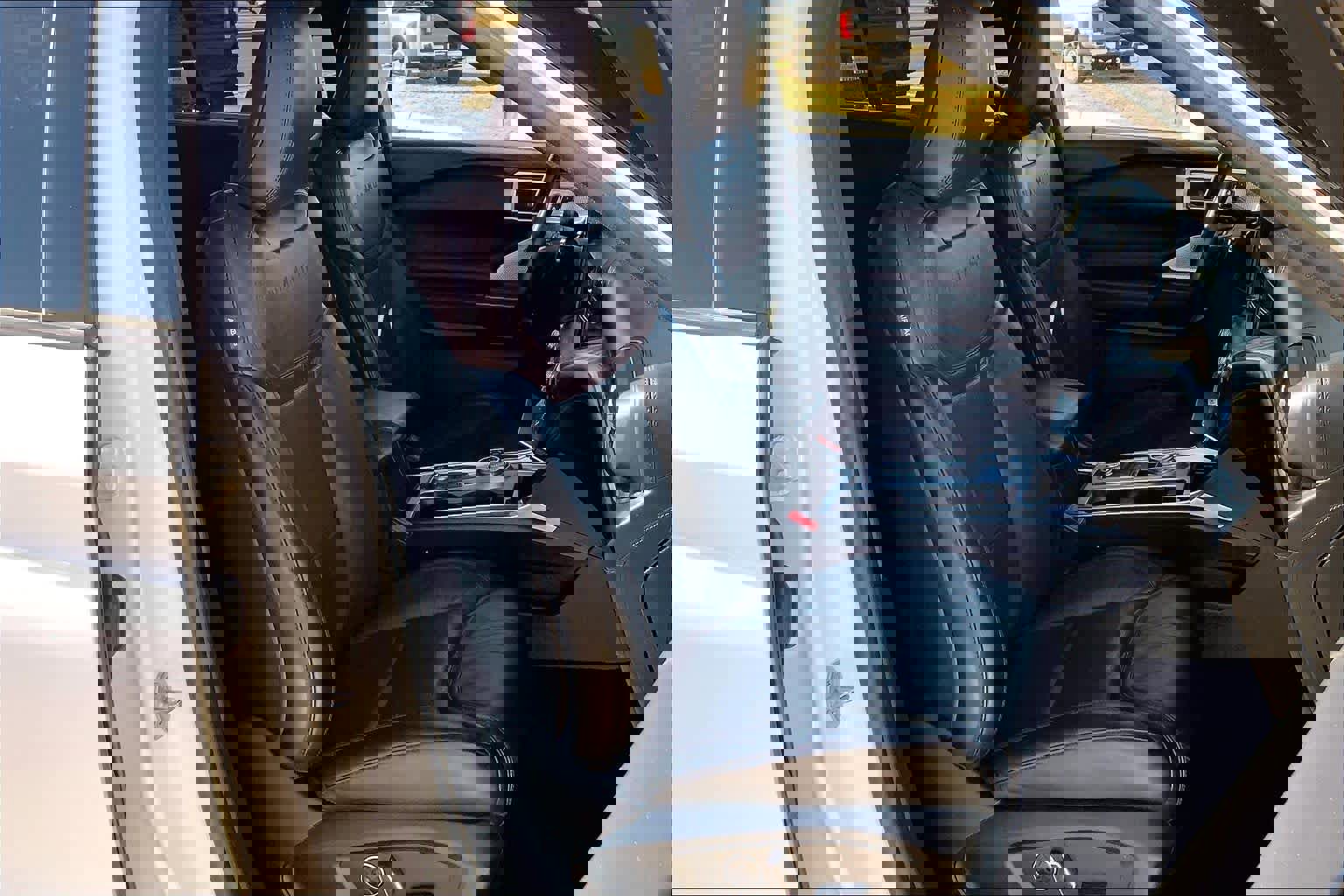 Used 2020 Ford Explorer Platinum w/ Premium Technology Package image 16