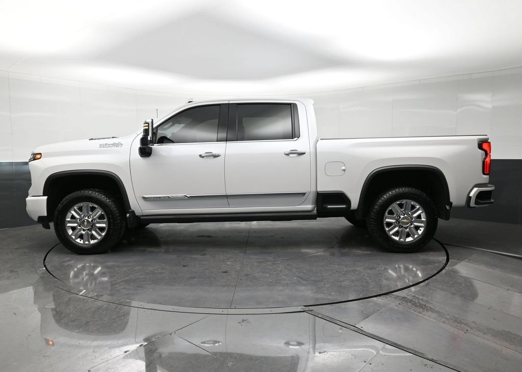 Used 2025 Chevrolet Silverado 2500 High Country w/ High Country Premium Package AWD/4WD image 2