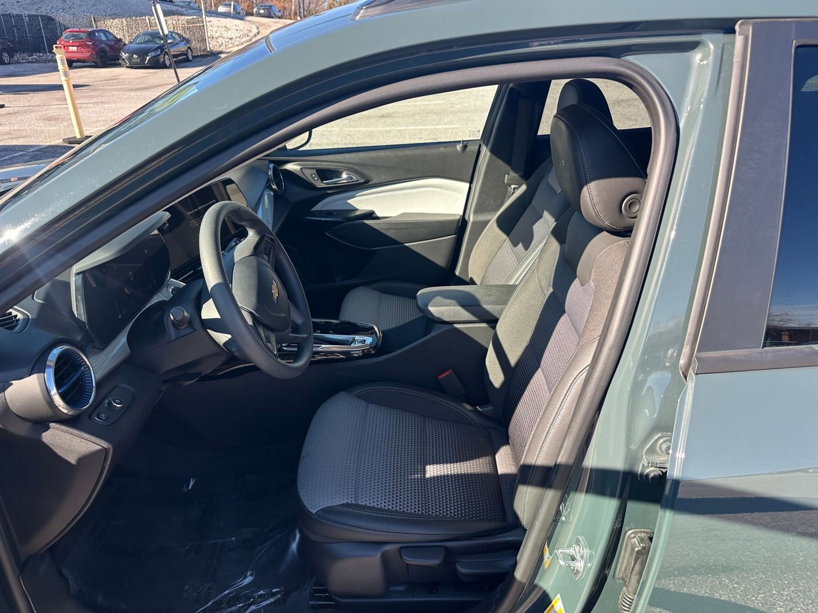 Used 2025 Chevrolet Trax LT image 24