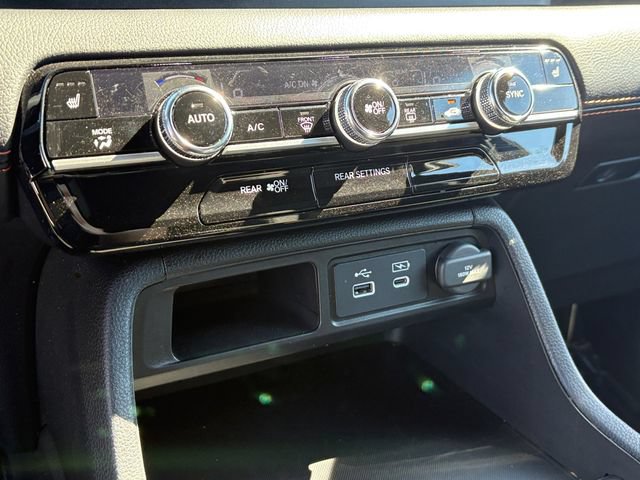 Used 2025 Honda Pilot Sport image 24