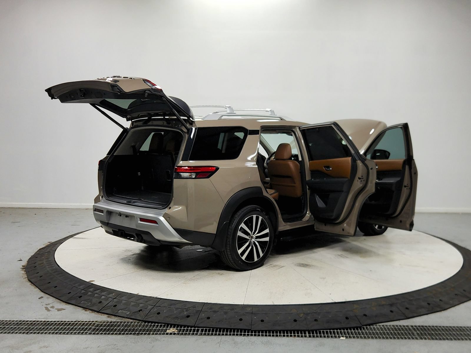 Used 2023 Nissan Pathfinder Platinum w/ Cargo Package AWD/4WD image 16