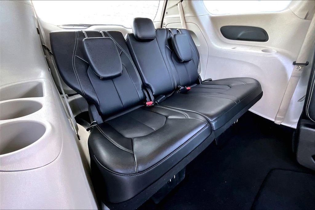 Used 2024 Chrysler Pacifica Touring-L FWD image 20