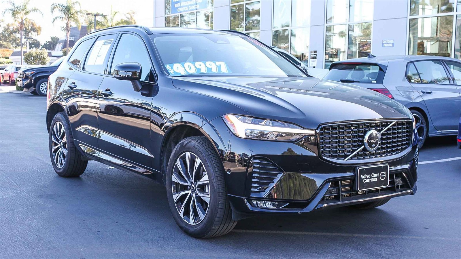 Used 2025 Volvo XC60 B5 Plus image 3