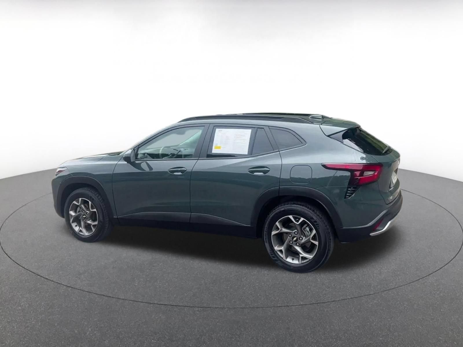 Used 2025 Chevrolet Trax LT w/ LT Convenience Package FWD image 9