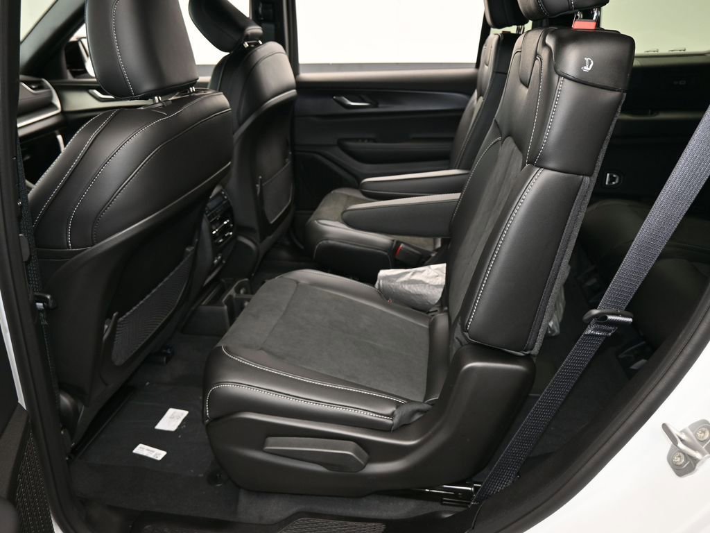 Used 2025 Jeep Grand Cherokee L Laredo image 26