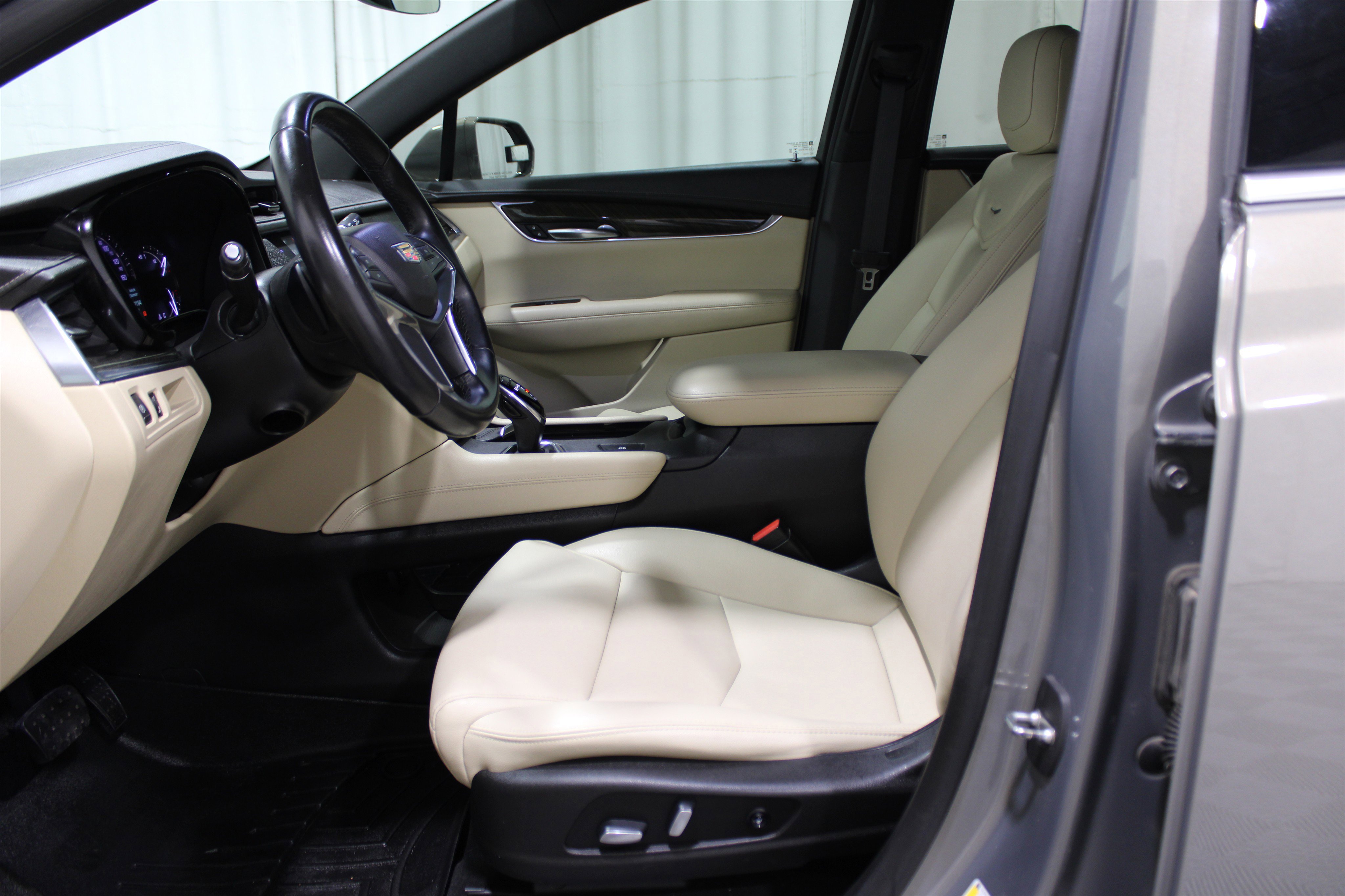 Used 2019 Cadillac XT5 FWD image 3