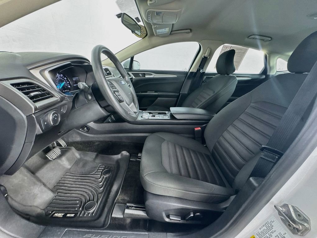 Used 2017 Ford Fusion SE w/ Fusion SE Technology Package image 12