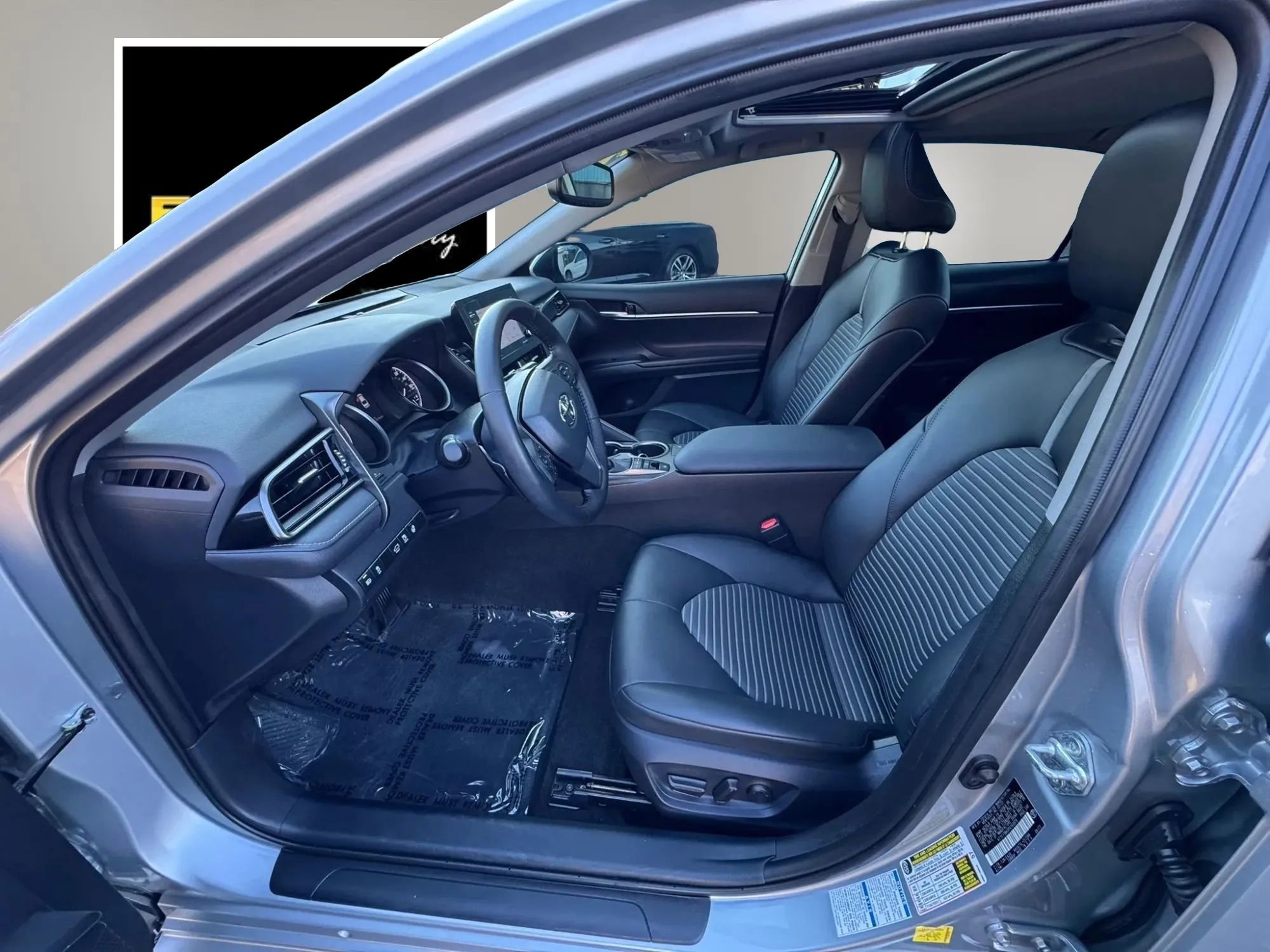 Used 2023 Toyota Camry SE w/ Cold Weather Package image 9