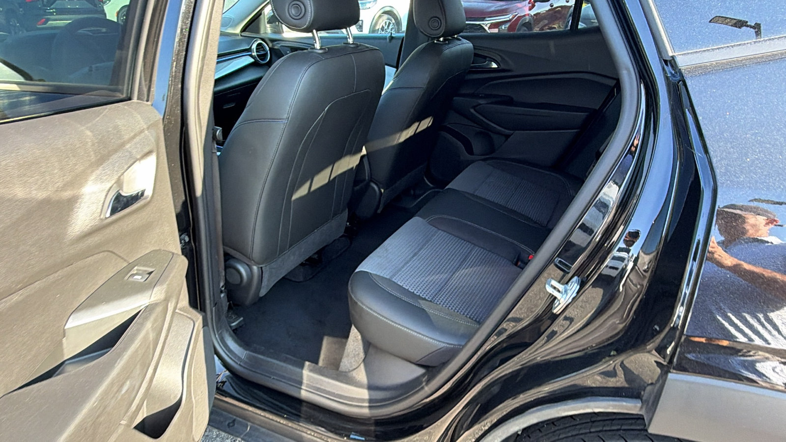 Used 2025 Chevrolet Trax LT FWD image 23