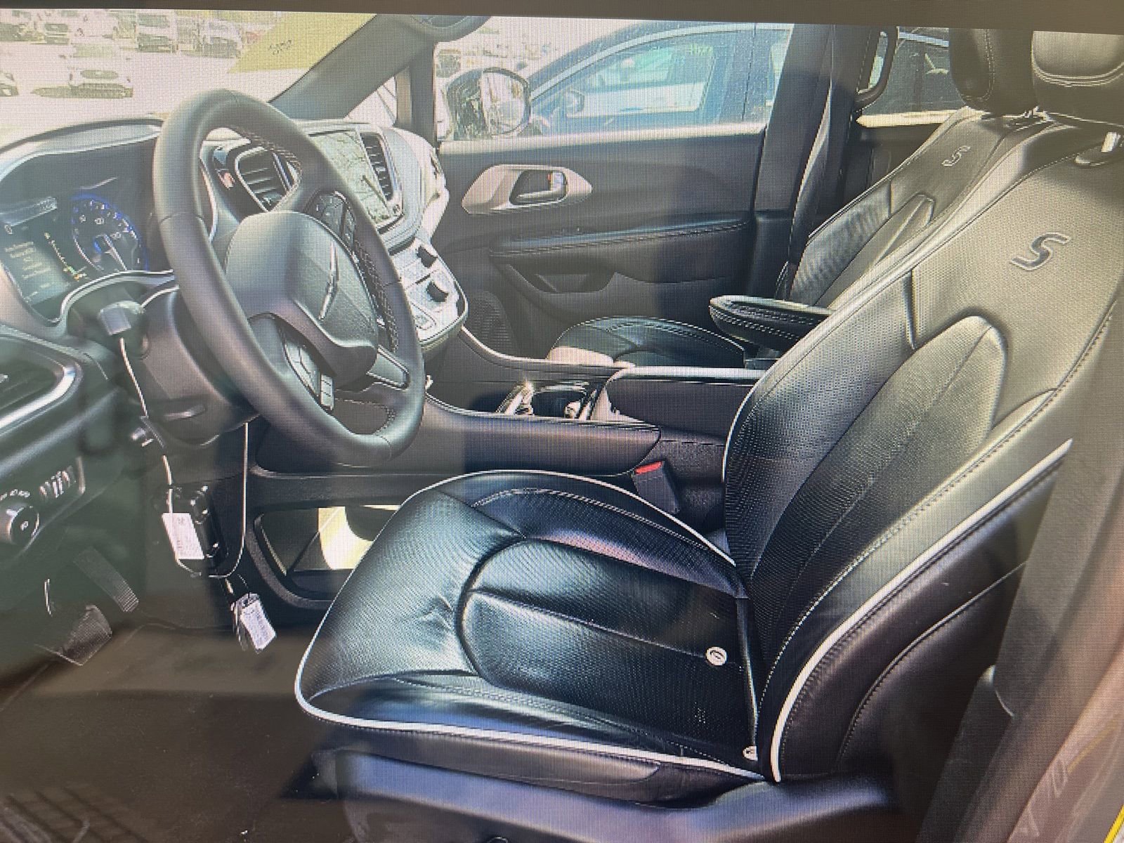 Used 2025 Chrysler Pacifica Limited image 18