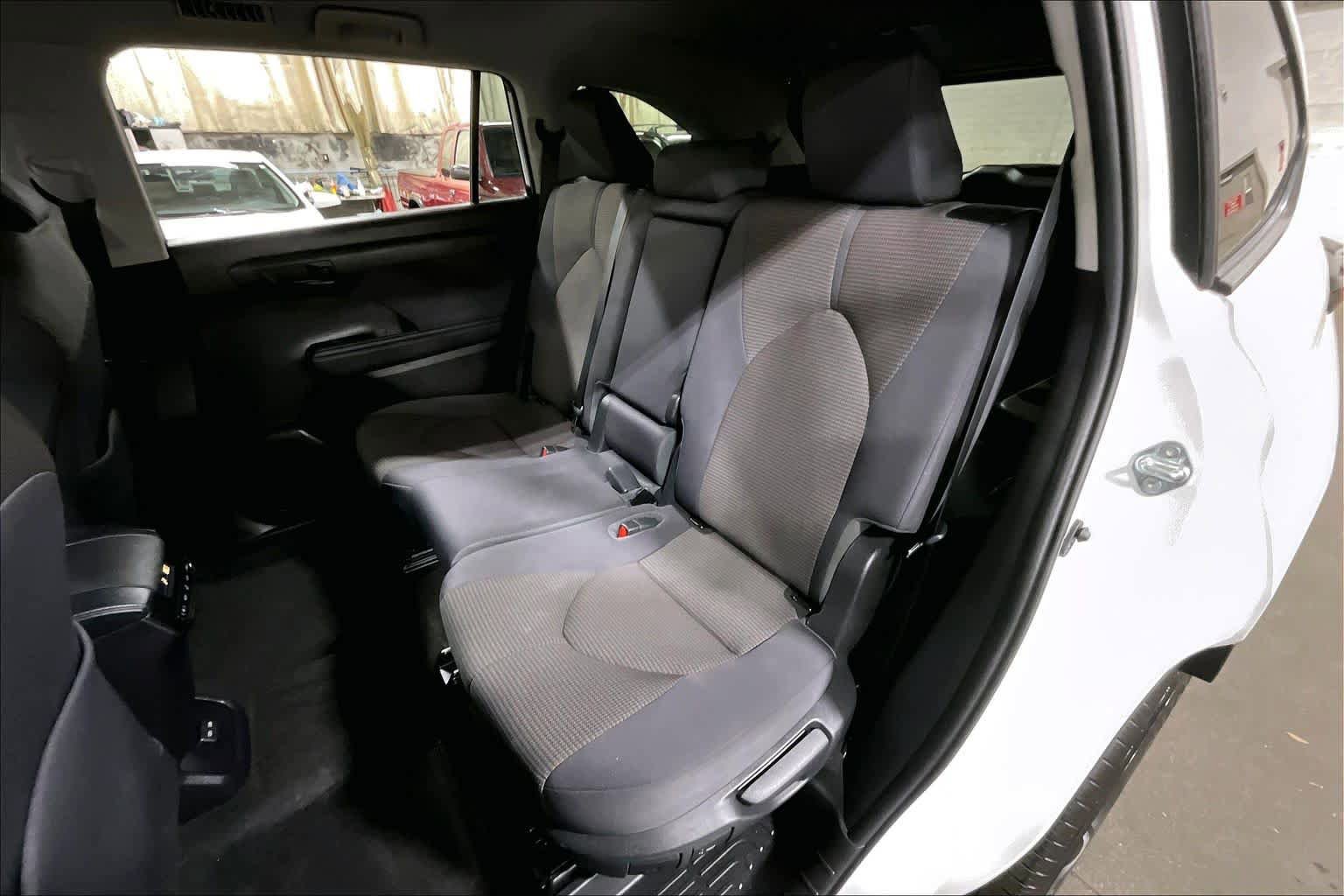 Used 2023 Toyota Highlander LE FWD image 21